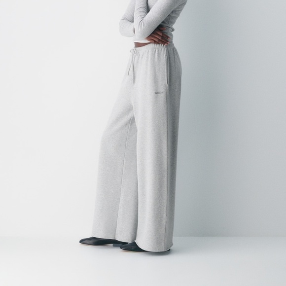 Aritzia Pants - Aritzia Heather Chrome Flutter Sweatpant